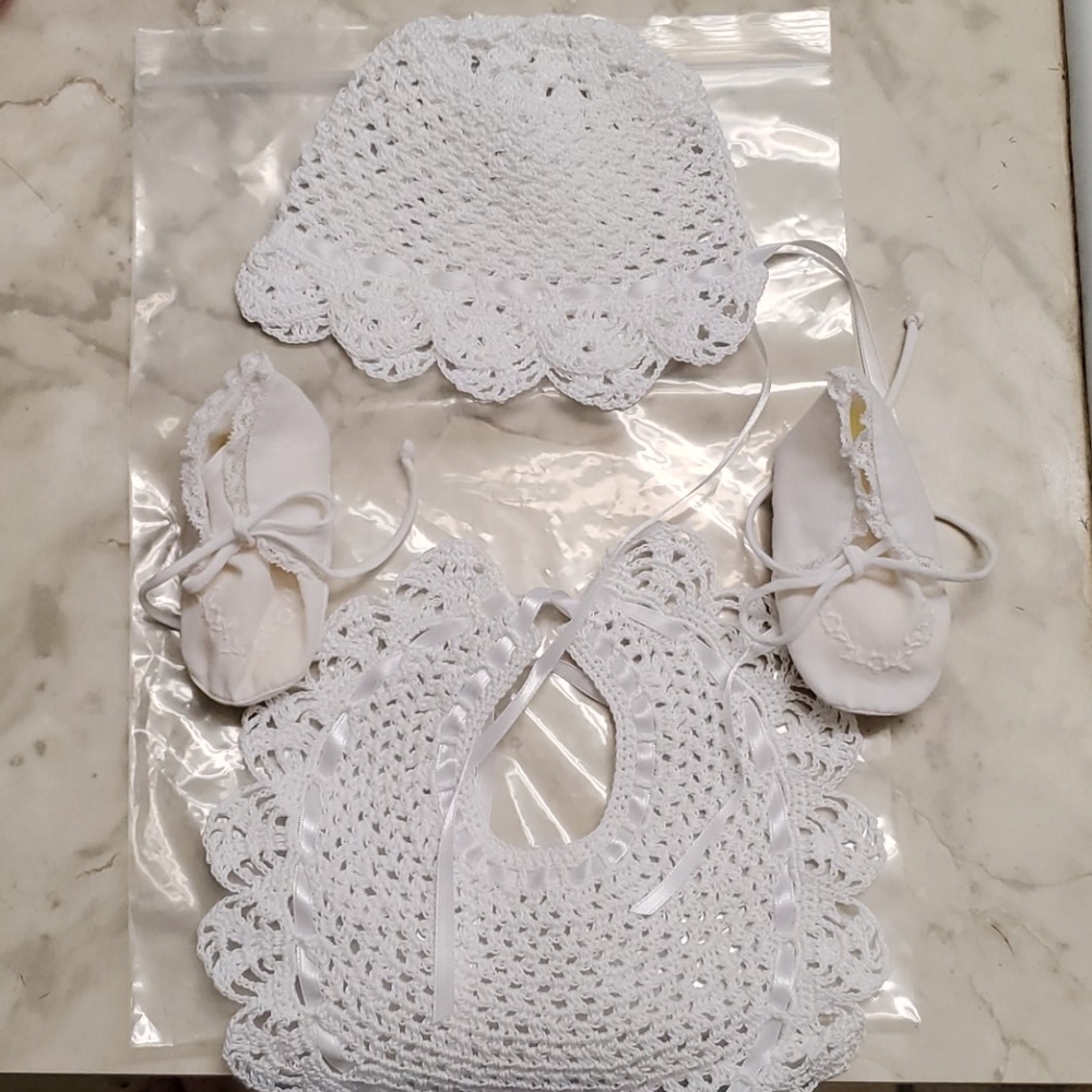 Baby bib & bonnet set